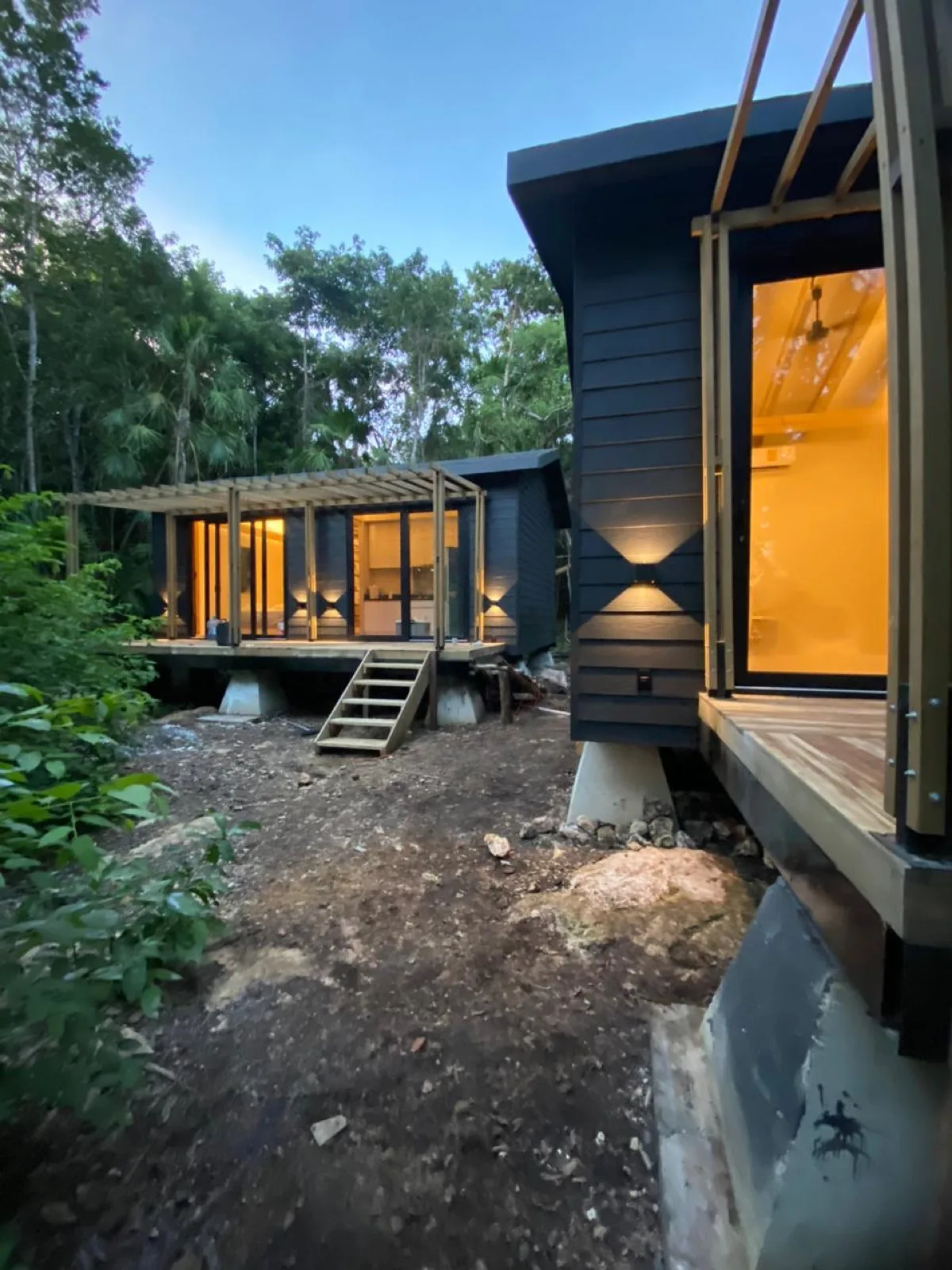 Cabañas Kineki elevadas entre la selva, iluminadas al atardecer