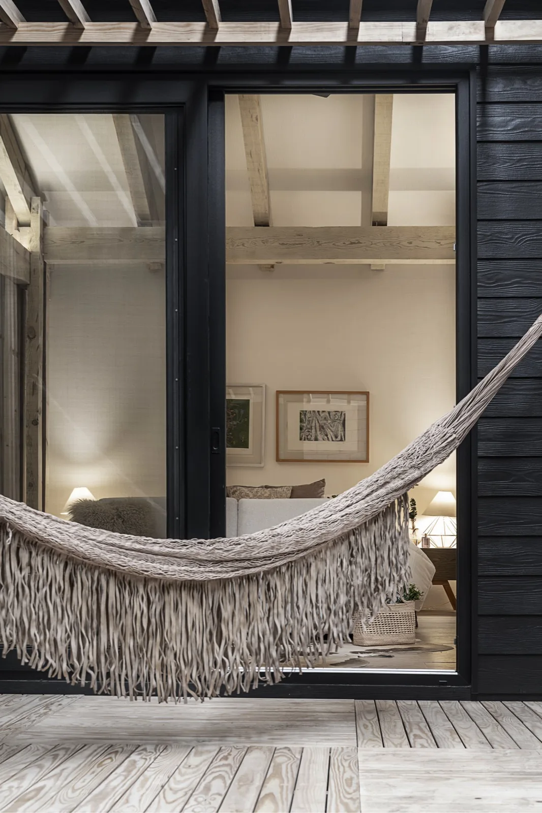 Casa Yoli — tiny house Kineki de 52 m² con fachada Shou Sugi Ban y terraza de madera