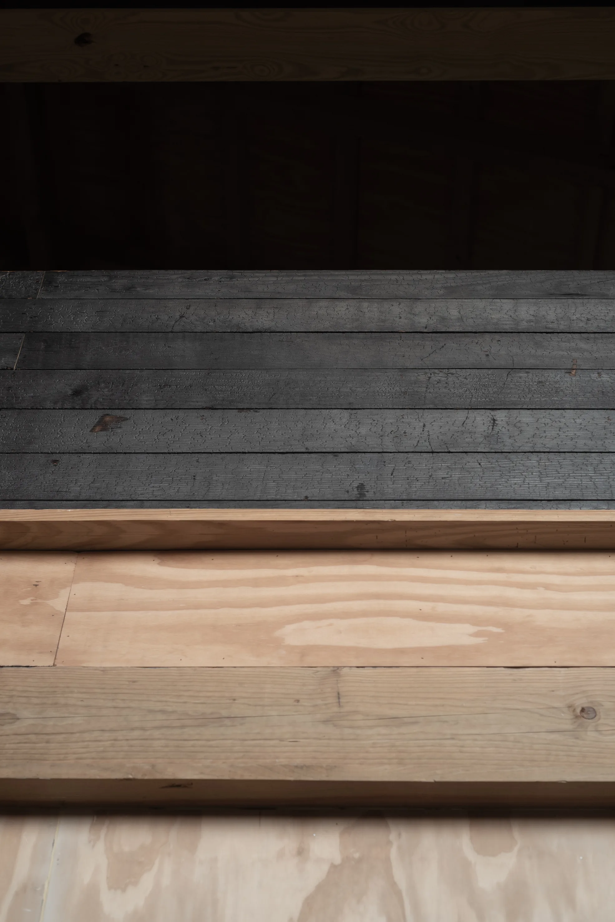 Unión real entre madera carbonizada Shou Sugi Ban y pino natural en una obra Kineki