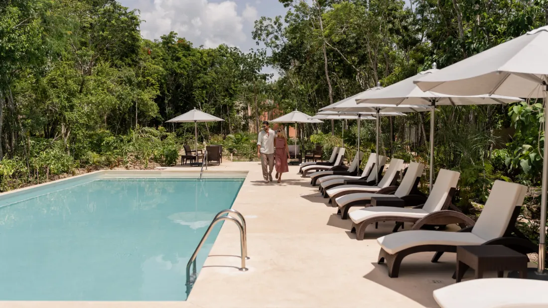 Edena Tulum — alberca y camastros bajo la selva