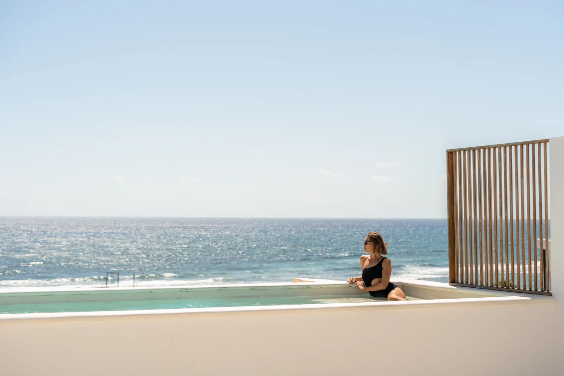 Alberca frente al mar Caribe en Santamar Prime, desarrollo de TAO México en Akumal