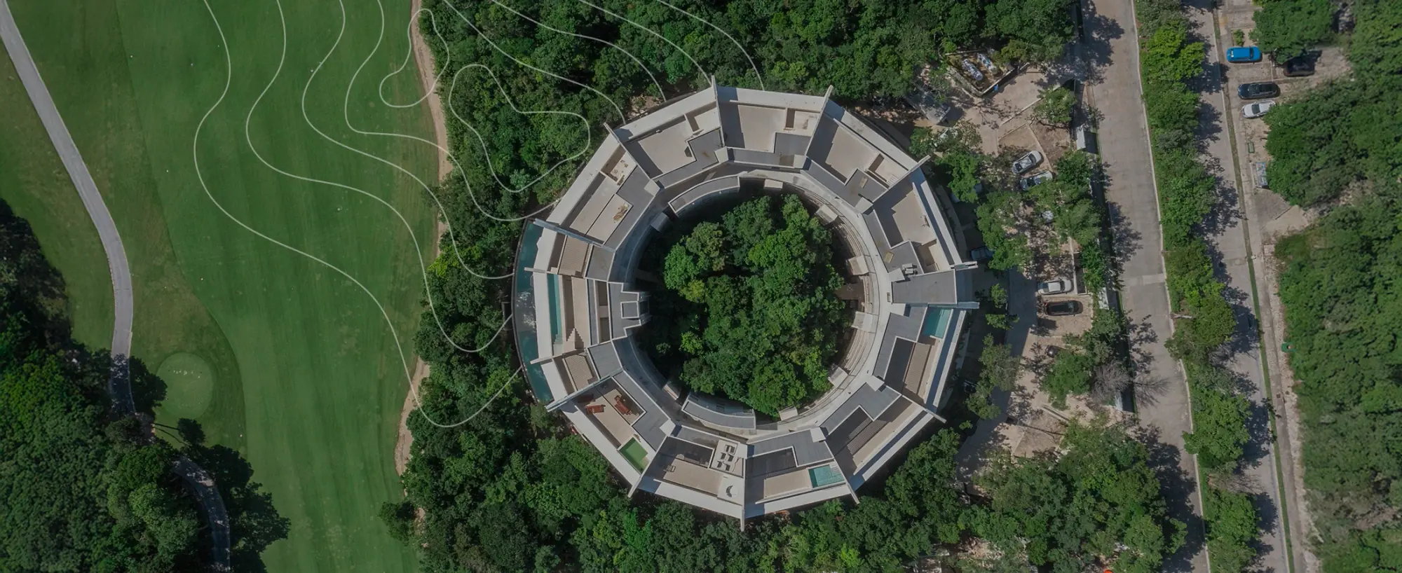 Vista cenital de Sek Akumal by TAO — condominios circulares alrededor de un corazón de selva